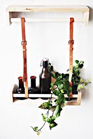 Ein Easy Peasy Do It Yourself Ein Regal Eine Uhr Sogar Holz Wird Dank Eines H M Gurtels Zum Designerteil Dekor Coole Ideen Ikea Gewurzregal