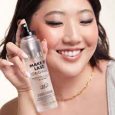 🎉 NYEREMÉNYJÁTÉK! 🎉 Szeretnéd, hogy sminked tökéletes maradjon akár 24  órán át? Most megnyerheted Amerika #1 sminkfixáló spray-jét, amely vízálló,  izzadásálló és segít, hogy sminked ne fakuljon vagy üljön bele a ráncokba!