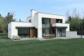 Situe Dans Un Petit Lotissement En Bordure D Une Zone Urbanisee Le Terrain Presentait La Double Con Maison Cubique Maison Contemporaine Maison Piscine Moderne