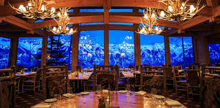 Il y a stonewalls, une cuisine américaine, une cheminée, un agréable salon, bougies sur la table, etc. Telluride Restaurants Indagare