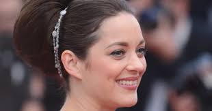 Reste à apprendre à faire ce chignon flou. L Histoire Et L Evolution Du Chignon D Annee En Annee Marie Claire