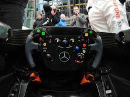 Pole position seiner karriere gerast. Sport Knopfsache Formel 1 Lenkrad Im Fokus
