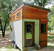 Une Petite Maison De 13 5 Metres Carres Construite Par Un Etudiant Qui Voulait Vivre Sans Dettes Ph Construire Une Petite Maison Maison Recyclee Petite Maison