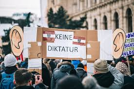 Schulen im kreis ravensburg droht schließung plus. File Anti Corona Demonstranten Halten Plakat Mit Botschaft Keine Diktatur 50852630603 Jpg Wikimedia Commons