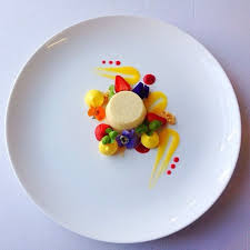 Kokos Panacotta Mit Orangen Marshmallows Ananas Coulis Erdbeer Coulis Dessert Ananascoulis Anrichten Auf Dem Teller Dessert Prasentation Rezepte