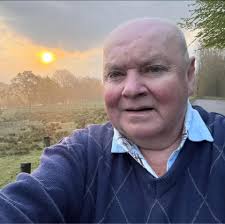 Adrian Newey was having a look at the Mercedes again. 👀 VIA: [tgruener]