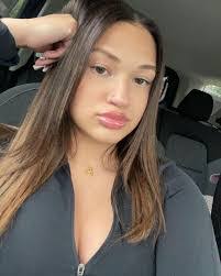 Anna Viola's Instagram, Twitter & Facebook