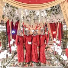 Model gamis brokat terbaru 2020 : 10 Inspirasi Seragam Bridesmaids Warna Merah Siap Curi Perhatian