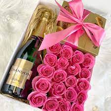 Flowers and champagne gift sets. Gift Set Wirh Flowers Champagne And Chocolate In Miami Fl Luxury Flowers Miami