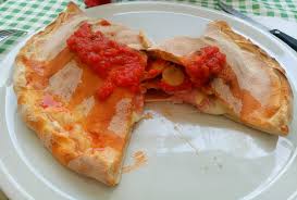 La pasta della pizza, farcita in vario modo e poi cotta al forno. Calzone Wikipedia