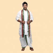 In ancient times, the natives wore clothes made of wood and beaded ornaments. Baju Pengantin Lelaki India