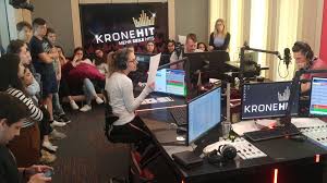 Juni 2001 in wien und niederösterreich auf sendung, seit 2004 ist er österreichweit zu empfangen. Besuch Bei Kronehit Im Studio Hlw10 Reumannplatz
