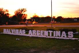 It haes a aurie o 63.8 km 2 (24.6 sq mi) an a population o 321,833 (2010 census ). Malvinas Argentinas Municipios Comunas
