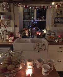 Natale 10 Idee Per Decorare Le Stanze Della Tua Casa Senza Albero Mamme A Spillo Christmas Apartment Christmas Home Christmas Kitchen
