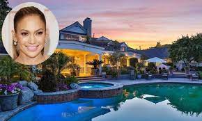 No One Wants To Buy J Lo S Los Angeles Mansion Mansions Celebrity Mansions Celebrity Houses