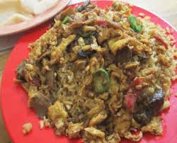 Nasi goreng pinggir jalan selalu punya rasa yang menggugah selera, begitupula dengan nasi goreng gila dengan rasa pedas yang dapat dibuat sendiri di rumah dengan rasa yang enak dan nikmat sekaligus sederhana dalam membuatnya. Cara Membuat Nasi Goreng Gila Pedas Resep Masakan Indonesia