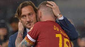 Born 27 september 1976) is an italian former professional footballer who played solely for roma and the italy national team primarily. Grosser Knall In Der Ewigen Stadt Totti Verlasst Die Roma Internationaler Fussball Kicker