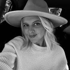 Danielle Hansen's Instagram, Twitter & Facebook