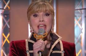 Luca alcini, maddalena de panfilis, giovanni giuliani, francesco saverio sasso, svevo tognalini, simone troschel, paola di pietro. Il Cantante Mascherato Vince Il Coniglio E Teo Mammuccari