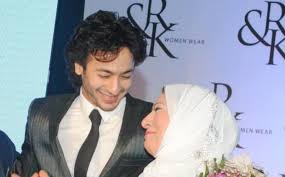 حمادة هلال مغني و ممثل و ملحن مصري من مواليد 20 مارس 1980 واسمه الحقيقي محمد عبد الفتاح عبد العزيز هلال ولد في محافظة الشرقية تزوج في 2009 من الفلسطينية أسماء سميح وله. ØºÙ†Ù‰ Ù„Ù…Ù†Ø© Ø¹Ø±ÙØ© ÙˆØ²ÙˆØ¬ØªÙ‡ ÙÙ„Ø³Ø·ÙŠÙ†ÙŠØ© Ù„Ù‚Ø·Ø§Øª ÙÙŠ Ø­ÙŠØ§Ø© Ø¶Ø­ÙŠØ© Ø±Ø§Ù…Ø² Ø¹Ù‚Ù„Ù‡ Ø·Ø§Ø± Ø§Ù„ÙŠÙˆÙ… Ù…Ø¬Ù„Ø© Ø§Ù„Ø­Ù‚ÙŠÙ‚Ø©