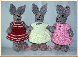 Als wir bei unserem klosternähwochenende für unsere nähfreundin linda die bei einem brand ihr hab und gut verloren hat ihren kindern selbstgemachte kleidung und andere dinge genäht haben. Hase Stricken Mit Hubschen Kleidchen Dabei