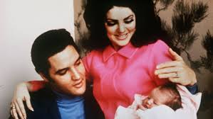 Eltern und sohn bildeten einen ungewöhnlich engen familienverbund, soziale kontakte spielten sich in erster linie im kreis der familie und der unmittelbaren nachbarschaft ab. Scheidungspapiere Unterm Hammer Priscilla Bekam Die Harley Von Elvis N Tv De