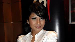 Suami kepada pelakon izreen azminda iaitu ude wahid menjelaskan beberapa kenyataan yang dikeluarkan bekas isteri. Anak Perlis Izreen Azminda Mohd Aznam Mungkin Masih Kurang Dikenali Oleh Peminat Seni Tempatan Namun Kelibatnya Pernah Dilihat Melalui Pelbagai Drama Termasuklah Sesuci Cinta Sofea Cid Air Mata Maria Nenek Kebaya