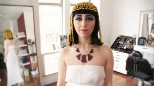 Queen cleopatra vii of egypt experiences both triumph and tragedy as she attempts to resist the imperial ambitions of rome. How To Get Elizabeth Taylor S Cleopatra Look Watchmojo Com