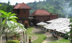 Pasar baru trade center is minutes away. Bantal Guling Villa Tarif Kamarnya Terjangkau Lokasinya Di Lembang