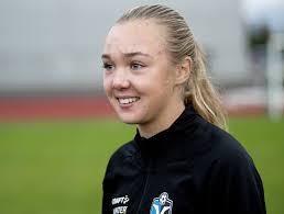 17-åriga Ebba siktar på SM-guld i både fotboll och friidrott: ”Jag älskar  att träna och kan inte välja”