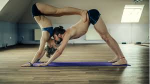 Read below and to learn more modifications and progressions to… Partner Yoga Die 5 Besten Ubungen Fur Paare Wmn