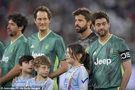 Il calcio d'inizio della partita del cuore 2019, che si svolge all'allianz stadium, sarà affidato a cristiano ronaldo. Cristiano Ronaldo Joins Stars Including Sebastian Vettel And Francesco Totti At Charity Match Daily Mail Online