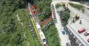 台鐵408車次太魯閣號昨 (2日) 行經花蓮大清水隧道，遭斜滑落斜坡工程車撞擊釀成意外，造成50人送命、146人輕重傷。 台铁408车次太鲁阁号昨 (2日) 行经花莲大清水隧道，遭斜滑落斜坡工程车撞击酿成意外，造成50人送. Cfep9 O Weyc2m