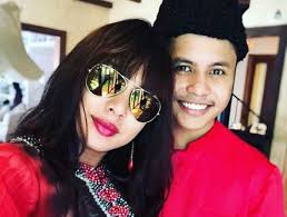 Isteri kepada penyanyi hafiz suip, 26, berkata suaminya itu lebih serius dan bersikap tegas selepas mereka mendirikan rumahtangga sejak 14 mei lalu. Tahniah Hafiz Suip Dan Isteri Timang Cahaya Mata Sulung