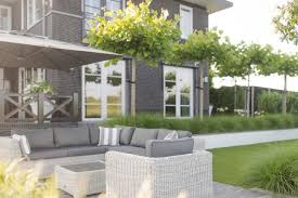 moderne tuin met veranda met luxe tuinmeubelen tuin tuinontwerp tuin inspiratie