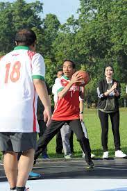 Ada komposer ternama adie ms yang mendoakan jokowi agar selalu diberkati langkahnya dalam memimpin indonesia. Joko Widodo On Twitter Main Basket Lagi Setelah 37 Tahun Nggak Pegang Bola Basket Kegiatan Seru Bareng Para Pemain Dbl Ini Sekalian Promosi Asian Games Ayo Kita Ramaikan Asian Games Jkw Https T Co P5wovlnadz