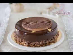 Royal Au Chocolat Un Entremets Compose D Une Dacquoise Noisette D Un Croustillant Praline Et D Une Mousse Au Choco Royal Chocolat Mousse Au Chocolat Chocolat