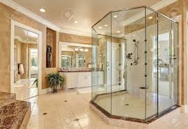 Um tageslicht zu nutzen können vollständig satinierte glastüren genutzt werden. Schone Luxus Marmor Badezimmer Interieur In Beige Farbe Grosse Glas Begehbare Dusche Northwest Usa Lizenzfreie Fotos Bilder Und Stock Fotografie Image 65778297