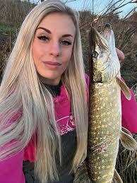 Jsem včera dostala od maminky k Vánocům mikinu se štikou, tak jsem si ji  dneska vzala a opravdu mi ji přinesla, tak děkuju maminkoo🥰💚