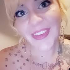 𝗡𝗘𝗩𝗘𝗥 𝗚𝗜𝗩𝗘 𝗨𝗣. 𝗕𝗘𝗟𝗜𝗘𝗩𝗘 𝗜𝗡 𝗬𝗢𝗨𝗥𝗦𝗘𝗟𝗙. At age 17,  she was rejected from college. At age 25, her mother died from disease. At  age 26, she moved to Portugal to teach English.