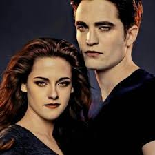 edward having fun playing chess with bella because she's the only one that  he can actually play with 🫶