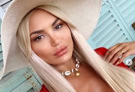 Την είσοδο της αλεξάνδρας παναγιώταρου στη «φάρμα» θα παρακολουθήσουμε το βράδυ της στα αποσπάσματα που πρόβαλλε η εκπομπή, βλέπουμε την παναγιώταρου να… γυμνάζεται μαζί με την. Anastena3e H Santorinh Me Thn Ale3andra Panagiwtaroy Fwto Cyclades24