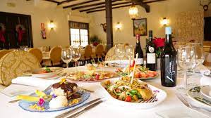 Al paso de los coches el enorme gentío estacionado en la carrera, ovacionó calurosamente a la madrina a su paso hasta la diputación, donde se celebraba el banquete oficial. Hotel El Artillero Bewertungen Fotos Los Yebenes Spanien Tripadvisor