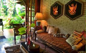 Taman adalah bagian tak terpisahkan dari rumah, yang berfungsi sebagai pemurni udara bagi penghuni rumah. Museum Di Tengah Kebun Rumah Apik Penuh Barang Antik Satya Winnie