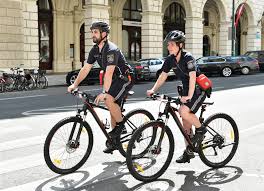 Defi Ubergabe An Die Fahrradpolizei Presse Service