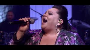 Über 30 tänzer, musiker und schauspieler werden das publikum noch einmal mit der geschichte rund um die träume von p.t.barnum verzaubern. Kaela Settle This Is Me From The Greatest Showman The Graham Norton Show Youtube