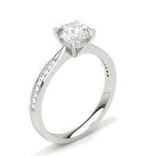 Ces bagues sont disponibles en plusieurs qualités d'or 18 carats : Bague De Fiancailles Solitaire Epaule Diamant Serti 4 Griffes Carrees Et Pave Diamonds Factory