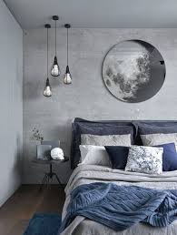a chic grey and navy bedding set plus a blue rug enliven the grey bedroom bedroomdesign grijze slaapkamer slaapkamerideeen interieur slaapkamer