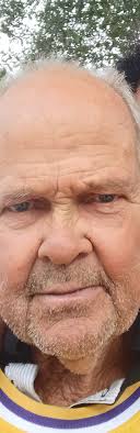 Today, I decided to meet the man called Steve with his hand made jewelry  boxes from the post picture and location that someone posted of him  yesterday. I love to talking to