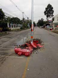 ชาวเน ตจวกย บ หน วยงาน ป กเสาไฟกลางถนน ไม ม เกาะกลาง ส ดท ายเก ดอ บ ต เหต